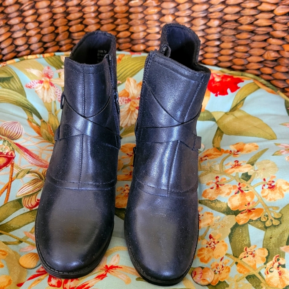 BARETRAPS BLACK SIZE 7 BOOTIE